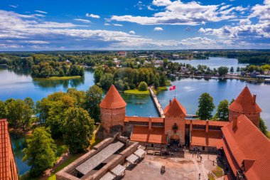 TRAKAI, LITHUANIA - 1 Ağustos 2020: Trakai Adası Kalesi etrafındaki manzara, Litvanya. Güzel kale..