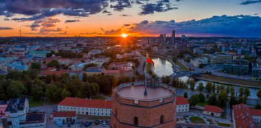 Güneşin batışında güzel Vilnius eski şehir manzarası. Şehrin üzerinde büyülü bir günbatımı. Katedralin yakınındaki eski kasabaya bakın..