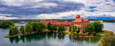 Galve Gölü 'ndeki ortaçağ Gotik Adası kalesinde Trakai' nin havadan görünüşü. Litvanya 'nın en güzel simgesinin düzlüğü. Trakai Adası Şatosu, Litvanya 'nın en popüler turizm merkezi.