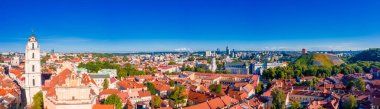 Sunny Aerial Vilnius Eski Şehir hava manzaralı. Vilnius 'un kırmızı çatıları kuş bakışı Vilnius, Litvanya' nın başkenti.