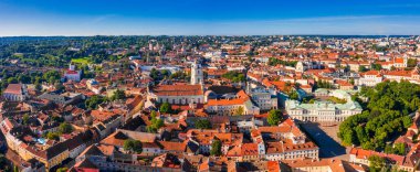 Sunny Aerial Vilnius Eski Şehir hava manzaralı. Vilnius 'un kırmızı çatıları kuş bakışı Vilnius, Litvanya' nın başkenti.