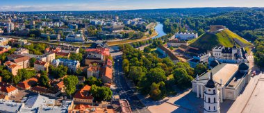 Katedral Meydanı 'nın hava panoramik manzarası, Vilnius Eski Kasabası' nın ana meydanı, şehrin ana caddelerinin kesiştiği yer olan Vilnius, Litvanya