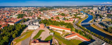 Sunny Aerial Vilnius Eski Şehir hava manzaralı. Vilnius 'un kırmızı çatıları kuş bakışı Vilnius, Litvanya' nın başkenti.