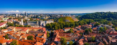 Sunny Aerial Vilnius Eski Şehir hava manzaralı. Vilnius 'un kırmızı çatıları kuş bakışı Vilnius, Litvanya' nın başkenti.