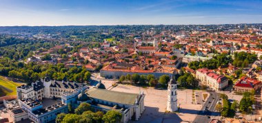 Sunny Aerial Vilnius Eski Şehir hava manzaralı. Vilnius 'un kırmızı çatıları kuş bakışı Vilnius, Litvanya' nın başkenti.
