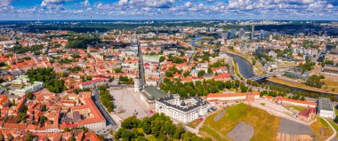 Katedral Meydanı 'nın hava panoramik manzarası, Vilnius Eski Kasabası' nın ana meydanı, şehrin ana caddelerinin kesiştiği yer olan Vilnius, Litvanya