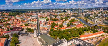 Katedral Meydanı 'nın hava panoramik manzarası, Vilnius Eski Kasabası' nın ana meydanı, şehrin ana caddelerinin kesiştiği yer olan Vilnius, Litvanya