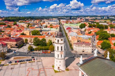 Katedral Meydanı 'nın hava panoramik manzarası, Vilnius Eski Kasabası' nın ana meydanı, şehrin ana caddelerinin kesiştiği yer olan Vilnius, Litvanya