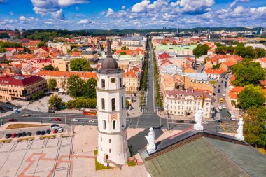 Katedral Meydanı 'nın hava panoramik manzarası, Vilnius Eski Kasabası' nın ana meydanı, şehrin ana caddelerinin kesiştiği yer olan Vilnius, Litvanya