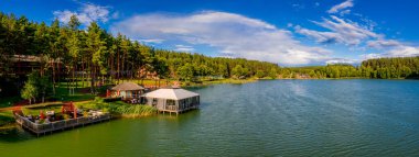 Walchwil köyünün yakınlarındaki bir bahar sabahı gölün panoramik manzarası. Zug Kantonu, İsviçre, Avrupa.