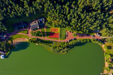 Walchwil köyünün yakınlarındaki bir bahar sabahı gölün panoramik manzarası. Zug Kantonu, İsviçre, Avrupa.
