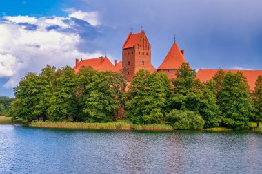 Galve Gölü 'ndeki ortaçağ Gotik Adası kalesinde Trakai' nin havadan görünüşü. Litvanya 'nın en güzel simgesinin düzlüğü. Trakai Adası Şatosu, Litvanya 'nın en popüler turizm merkezi.