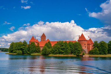 Galve Gölü 'ndeki ortaçağ Gotik Adası kalesinde Trakai' nin havadan görünüşü. Litvanya 'nın en güzel simgesinin düzlüğü. Trakai Adası Şatosu, Litvanya 'nın en popüler turizm merkezi.