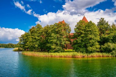 Galve Gölü 'ndeki ortaçağ Gotik Adası kalesinde Trakai' nin havadan görünüşü. Litvanya 'nın en güzel simgesinin düzlüğü. Trakai Adası Şatosu, Litvanya 'nın en popüler turizm merkezi.