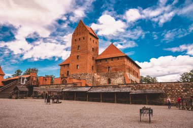TRAKAI, LITHUANIA - 1 Ağustos 2020: Trakai Adası Kalesi etrafındaki manzara, Litvanya. Güzel kale..