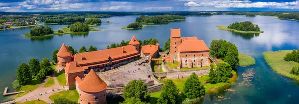 从空中俯瞰加尔夫湖中中世纪哥特式城堡的特拉凯 平躺在立陶宛最美丽的地标上 Trakai岛城堡 立陶宛最受欢迎的旅游胜地 — 图库照片