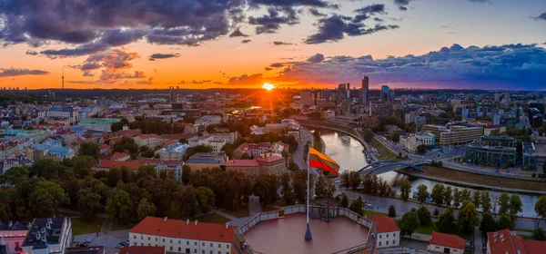 日落时分 立陶宛国旗在维尔纽斯老城上空飘扬 立陶宛国旗照片 — 图库照片