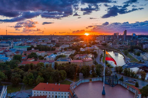 Vista Aérea Bandera Lituana Sobre Casco Antiguo Vilna Atardecer Bandera — Foto de Stock