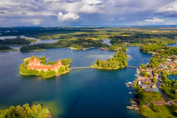 从空中俯瞰加尔夫湖中中世纪哥特式城堡的特拉凯 平躺在立陶宛最美丽的地标上 Trakai岛城堡 立陶宛最受欢迎的旅游胜地 — 图库照片