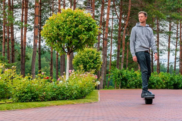 Riga Letonya Temmuz 2020 Genç Adam Parkta Tek Tekerlekli Elektrikli — Stok fotoğraf