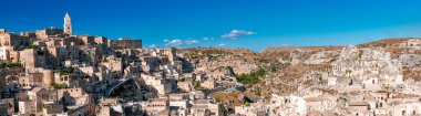 Matera 'nın manzaralı güneşli yaz manzarası, Matera ili, Basilicata Bölgesi, İtalya