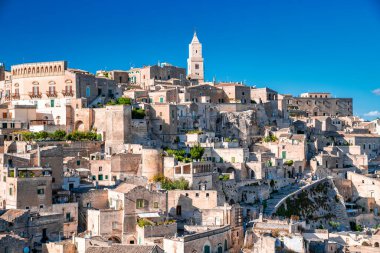 Matera 'nın manzaralı güneşli yaz manzarası, Matera ili, Basilicata Bölgesi, İtalya