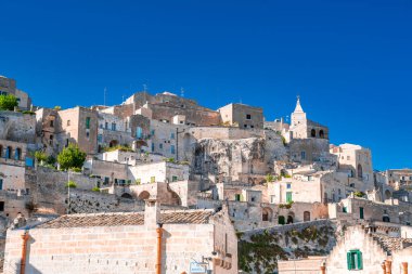 Matera 'nın manzaralı güneşli yaz manzarası, Matera ili, Basilicata Bölgesi, İtalya