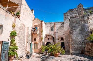 Matera 'nın manzaralı güneşli yaz manzarası, Matera ili, Basilicata Bölgesi, İtalya