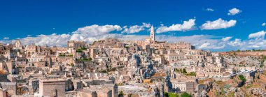Matera 'nın manzaralı güneşli yaz manzarası, Matera ili, Basilicata Bölgesi, İtalya