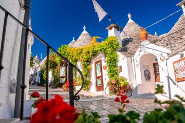 Bari ili Alberobello bölgesindeki Puglia bölgesinde geleneksel trulli evleri. Güzel İtalya, Bari bölgesi.