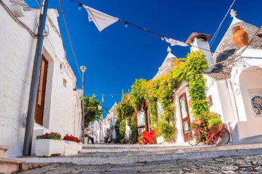 Bari ili Alberobello bölgesindeki Puglia bölgesinde geleneksel trulli evleri. Güzel İtalya, Bari bölgesi.