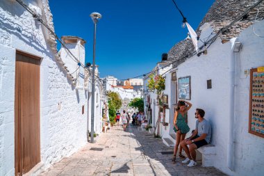 Bari, İtalya. 10 Temmuz 2020. Bari ili Alberobello bölgesindeki Puglia bölgesinde geleneksel trulli evleri. Güzel İtalya, Bari bölgesi.