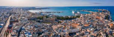 Bari 'nin eski kasabasının havadan görünüşü. Bari Katedrali (Saint Sabino) ve 