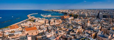 Bari 'nin eski kasabasının havadan görünüşü. Bari Katedrali (Saint Sabino) ve 