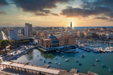 Gün batımında Bari Apulia City limanından deniz kıyısı, Teatro Margherita ve Bari şehrinin siluetine kadar güzel panoramik hava manzaralı bir fotoğraf. Bari, Apulia, İtalya (Seriler)
