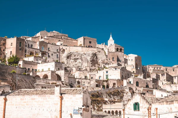 Matera 'nın manzaralı güneşli yaz manzarası, Matera ili, Basilicata Bölgesi, İtalya