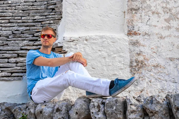 Young Man Sitting Trulli Houses Alberobello Province Bari Region Puglia — Stock Photo, Image