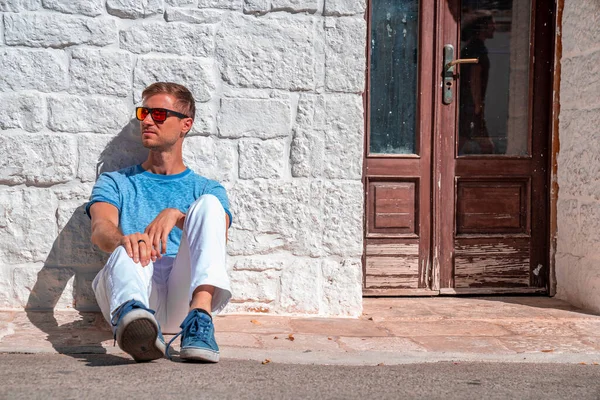 Young Man Sitting Trulli Houses Alberobello Province Bari Region Puglia — Stock Photo, Image