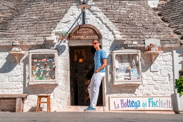 Jongeman Naast Traditionele Trulli Huizen Alberobello Provincie Bari Regio Puglia — Stockfoto