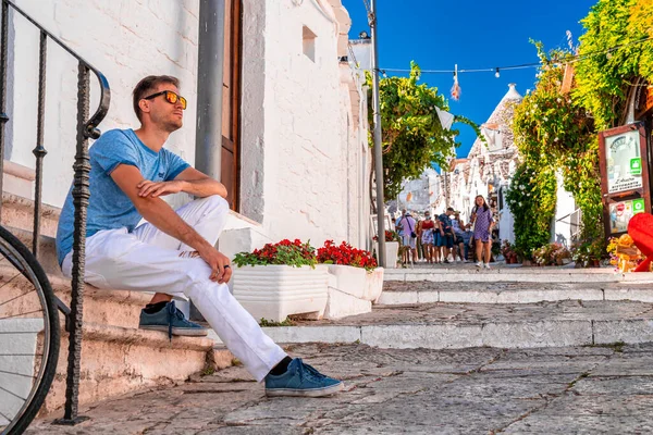 Joven Sentado Junto Las Casas Trulli Alberobello Provincia Bari Región — Foto de Stock