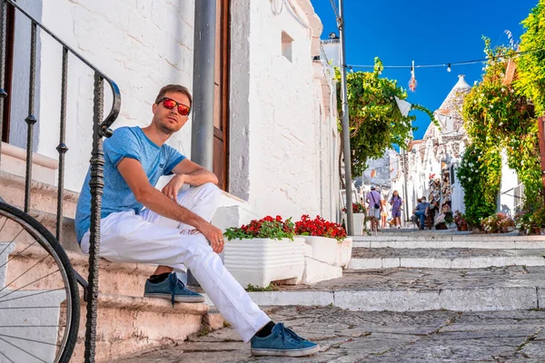 Joven Sentado Junto Las Casas Trulli Alberobello Provincia Bari Región — Foto de Stock