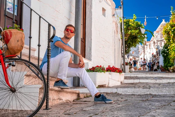 Joven Sentado Junto Las Casas Trulli Alberobello Provincia Bari Región — Foto de Stock