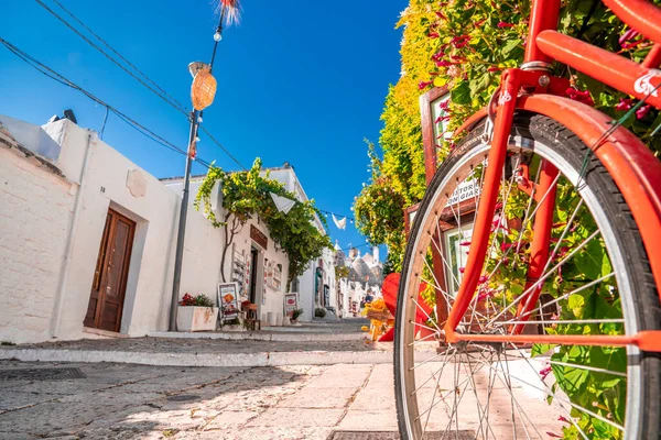 Классический Велосипед Припаркован Центре Старого Города Окружении Цветов Традиционной Греции — стоковое фото