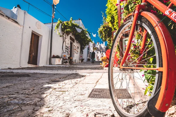 Bicicleta Clássica Estacionada Meio Cidade Velha Cercada Flores Trafitional Greece — Fotografia de Stock