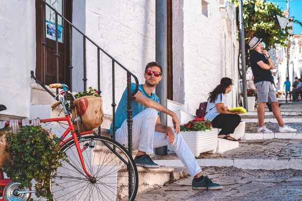 Joven Sentado Junto Las Casas Trulli Alberobello Provincia Bari Región — Foto de Stock