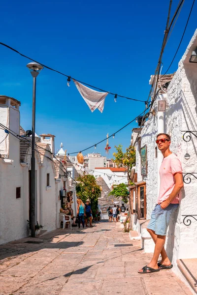 Joven Pie Junto Las Tradicionales Casas Trulli Arbelobello Provincia Bari — Foto de Stock