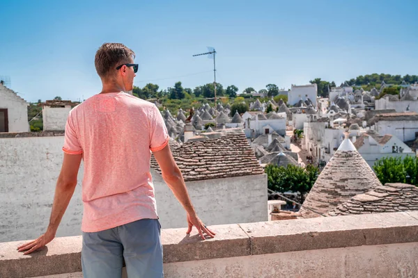 Joven Sentado Junto Las Casas Trulli Arbelobello Provincia Bari Región — Foto de Stock