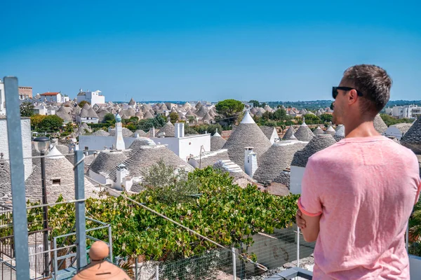 Joven Pie Junto Las Tradicionales Casas Trulli Arbelobello Provincia Bari — Foto de Stock