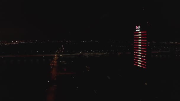 ラトビアのリガ 2020 ライトフェスティバル スタロ ラトビアのテレビ塔と建物のラトビアの旗のライトで輝くお祝いの雰囲気を作成します 鮮やかな光の現代建築 — ストック動画
