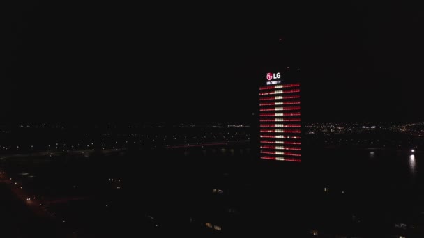 ラトビアのリガ 2020 ライトフェスティバル スタロ ラトビアのテレビ塔と建物のラトビアの旗のライトで輝くお祝いの雰囲気を作成します 鮮やかな光の現代建築 — ストック動画